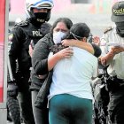 Dos parientes se abrazaron luego de confirmar la identidad del fallecido.