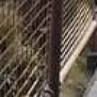 Uno de los conductores que vio la escena sostenía al hombre para que no se arrojara.