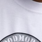 José muestra la foto de su padre, vistiendo el uniforme de las Fuerzas Armadas.