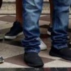 Los jugadores, dirigentes y cuerpo técnico de Guayaquil Sport junto al hincha Ángel Encalada