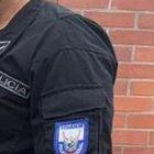 Uno de los canes antinarcóticos olfatea el producto ilegal que estaba listo para salir del país.