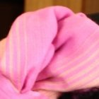 Los accesorios en su cabeza son indispensables.