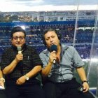 El Ab. Roberto Oña (derecha) narrando fútbol y su hermano el Dr. Miltón comentando.