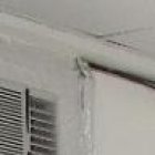 Unos de los pacientes con el Prkinson es atendido por una doctora en el hospital Teófilo Dávila.