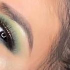 La joven es pretendida por un manabita pero ella tiene la mente en otras cosas.