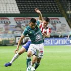 Ángel Mena dio una asistencia en la victoria del León (1-0) ante Guadalajara .