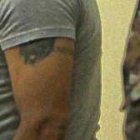 Al sospechoso (de camiseta gris) le dictaminaron arresto domiciliario.