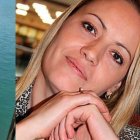 La instagramer, en una de sus fotos subidas a la red social, y su madre asesinada.