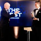 Roberto Lewandowski (d) recibió el premio The Best de parte del presidente de la FIFA, Gianni Infantino.