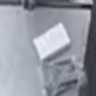 Los delincuentes se llevan los cilindros de gas en la cajuela del vehículo negro.