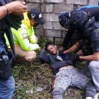 El hombre se lanzó del tercer piso de la casa donde estaba secuestrada la mujer, de 48 años.