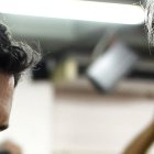 Un hombre es vacunado hoy contra la covid-19 en el Hospital Fiorito, en Avellaneda.