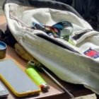 Los detenidos con la droga incautada.