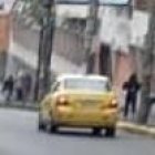 Hombre fue sancionado por orinar en la vía pública.
