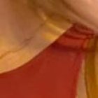 El cantante y su nueva pareja dándose un tierno beso.