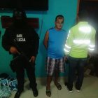 Agentes policiales detectaron que el sujeto presuntamente acopiaba armas de fuego dentro de la casa.