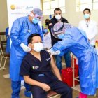 El doctor Pablo Bolaños, médico internista del hospital Vicente Corral Moscoso, fue el primer vacunado.