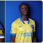 Moisés Caicedo con las dos camisetas que recibió para jugar en el Brighton