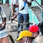 Varios libadores se apostan en los exteriores del antiguo mercado municipal de Durán