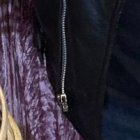 Rockero tiene una guitarra eléctrica con materiales esqueléticos.