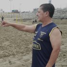 El entrenador José Francisco Palma y su trabajo en silencio en la playa de El Murciélago, en Manta.