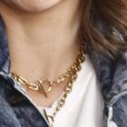 En 2016 creó 

su línea de ropa con un presupuesto de 400 dólares. Actualmente cuenta con dos tiendas en Quito y Guayaquil.