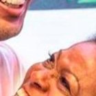 Ronaldinho anda por todos lados con su madre
