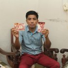 Carlos muestra las fotos de su bautizo. En ellas sale su familia adoptiva. No conoce a la real.