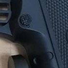 el arma de juego yla droga decomisada al presunto hampón.