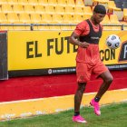 Darío Aimar se destaca como defensa de Barcelona.