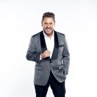 A los 12 años sabía tocar la batería, el piano y la guitarra, además de cantar. 

Trabajó en obras musicales luego de que su talento por la música lo llevara a Danzas Jazz.