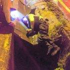 El cuerpo cayó en una cuneta de la avenida Simón Bolívar, en el sur de Quito.