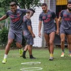 Sergio López, Bruno Piñatares y Gonzalo Mastriani listos para jugar ante el Guayaquil City.
