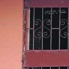 Las luces internas de la casa y la puerta permanecen abierta luego de tres días de ocurrido los crímenes.