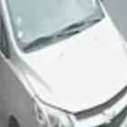 El sujeto quedó registrado mientras habría el vehículo.