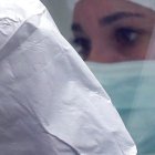 Un trabajador en un laboratorio continúa con la elaboración de los candidatos vacunales cubanos.