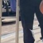 Los rescatistas durante la tarea de sacar a la dama de la cloaca.