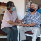 Los Macías esperan con paciencia su turno para recibir las dosis.