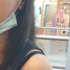 Las jóvenes con su padre, cuando compraban la ropa.