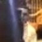 Hombres y mujeres se turnaban para cargar el ataúd de Luis Barreto, alias Chamito.