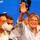 Guillermo Lasso lleva la ventaja ante su adversario, cuando falta casi nada para que termine el escrutinio.