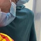 Alejandro (der.) se abraza y rompe en llanto con familiares luego de ser rescatado por la Policía.