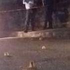 Agentes de Crimialística recogieron los indicios balísticos que estaban esparcidos en la calzada