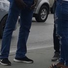 Familiares de uno de los fallecidos en la Penitenciaría esperaban su cadáver ne los exteriores de la morgue.