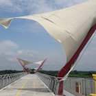 Algunas de las cubiertas tensadas están rotas.