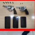 En poder de los detenidos se encontraron dos armas tipo revólver y varias municiones