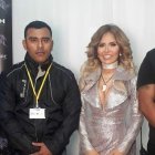 A su paso por Ecuador, Gloria Trevi bajo custodia del guayaquileño Omar Ordóñez (a su izquierda).