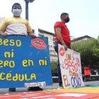 Miembros de la comunidad LGBTI en un plantón en el centro de Guayaquil.