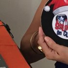 En su casa luce varios regalos de fanáticos a su voz y de amigos de la salsa.