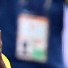 Pervis Estupinan y una foto para toda la vida, con su medalla de campeón de la Europa League.